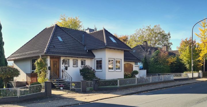 Top-gepflegter Bungalow mit herrlichem Garten direkt in Springe, 31832 Springe, Einfamilienhaus