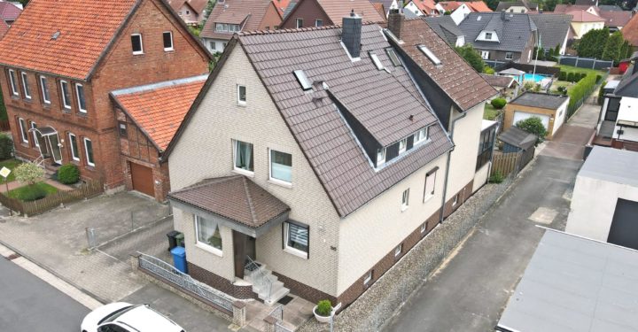 Großzügiges Zweifamilienhaus mit Doppelgarage, 31135 Hildesheim, Zweifamilienhaus